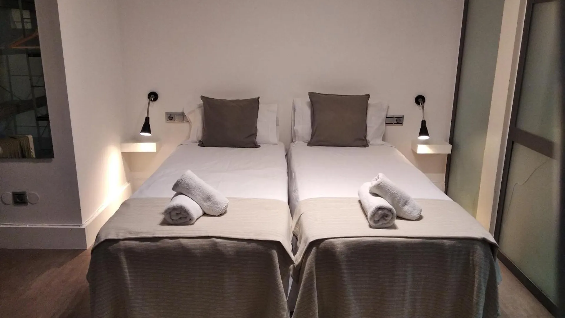 Aparteasy - Monument, Large, Cosy Apartment Barcelona
