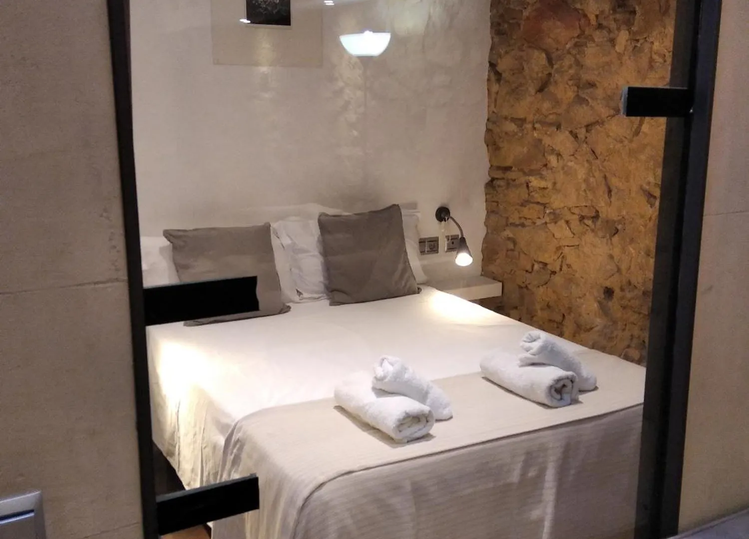 Aparteasy - Monument, Large, Cosy Apartment Barcelona Spain